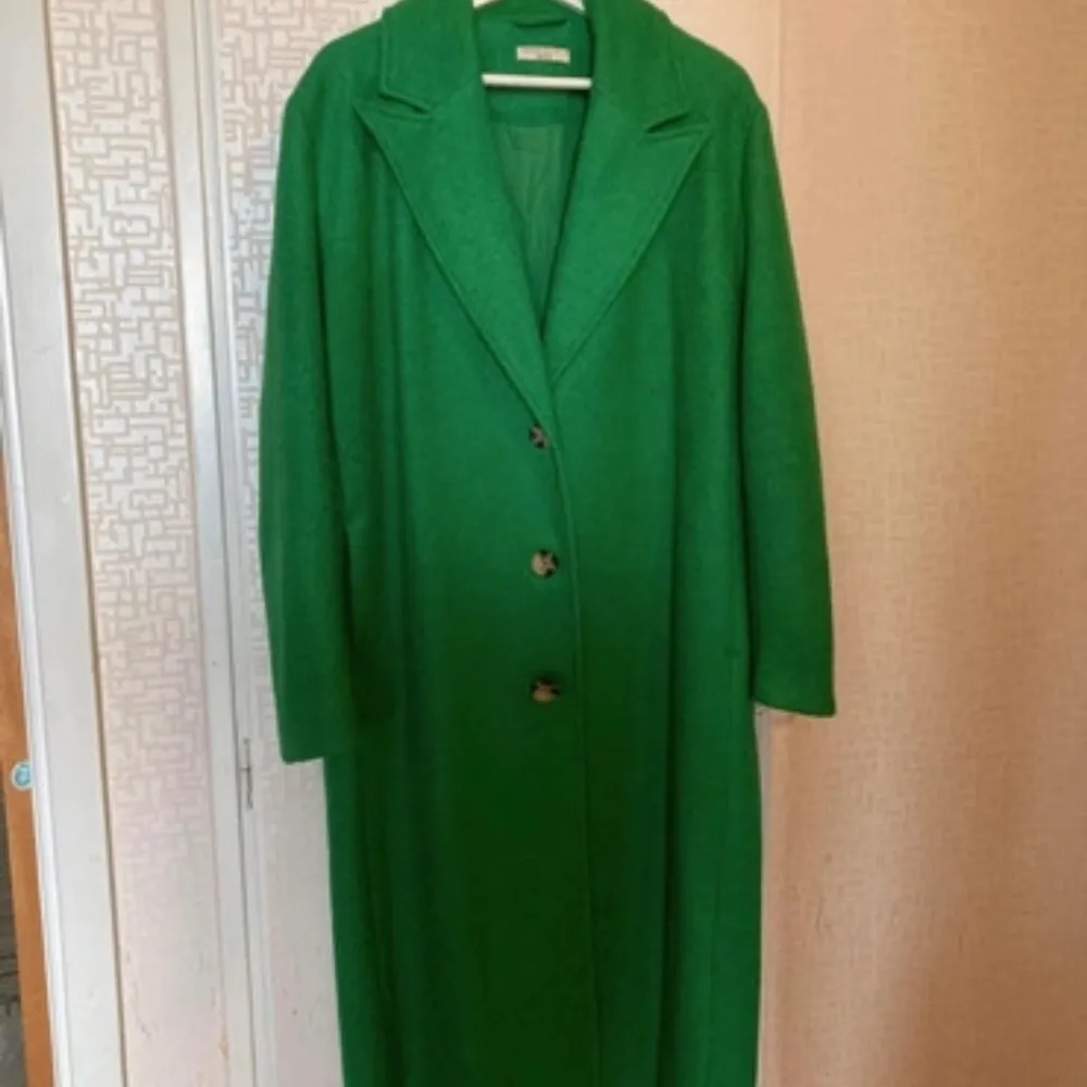 Grön lång kappa från Gina, oanvänd stprlek M,38. Jackor.