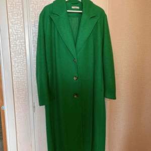 Grön lång kappa från Gina, oanvänd stprlek M,38