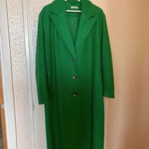 Grön kappa - Grön lång kappa från Gina, oanvänd stprlek M,38