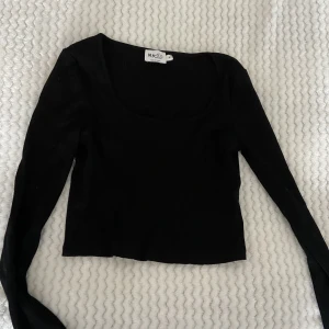 Långärmad ribbad tröja  - Snygg ribbantröja från nakd med fin skurning. Knappt använd och superfin i kvalitén. Storlek M. 