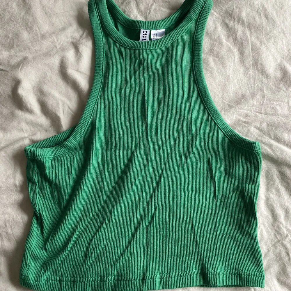Ett grönt basic linne från H&M. Storlek S. . Toppar.