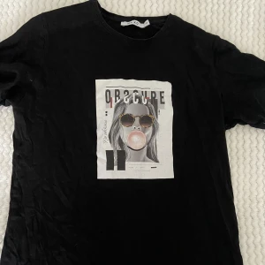 T-shirt med tryck  - T-shirt med tryck från nakd. Superfin i kvalitén och väldigt lite använd. Storlek M