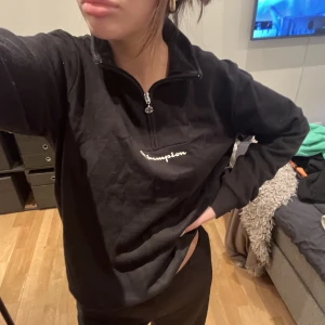 halv zip från champion - jätteskön halv zip från champion i väldigt gott skick 💕