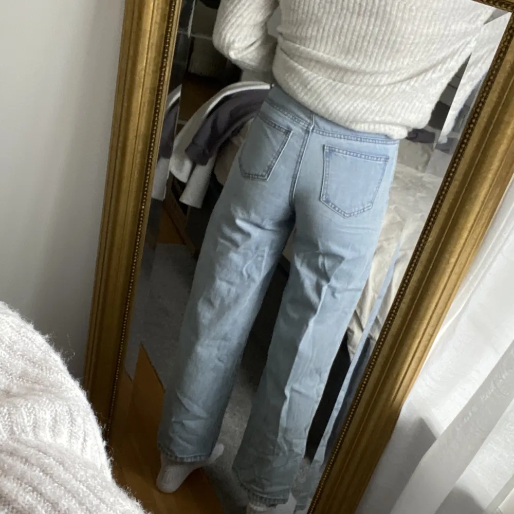 Ett par blåa jeans med hål i högra knät från Zalando. Storlek W25, L30.. Jeans & Byxor.