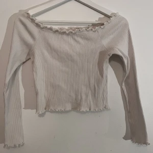 Vit off shoulder långärmad  - En fin vit off shoulder tröja💙