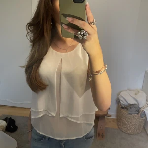 Linne - Vitt linne med volanger typ