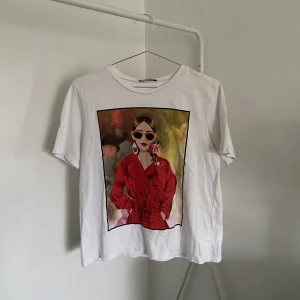 Vit T-shirt  - En vit T-shirt från Zara med tryck. Storlek S.  