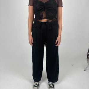 Svarta byxor från cos - Svarta kostym-liknande byxor från Cos<3 storlek 36🫶