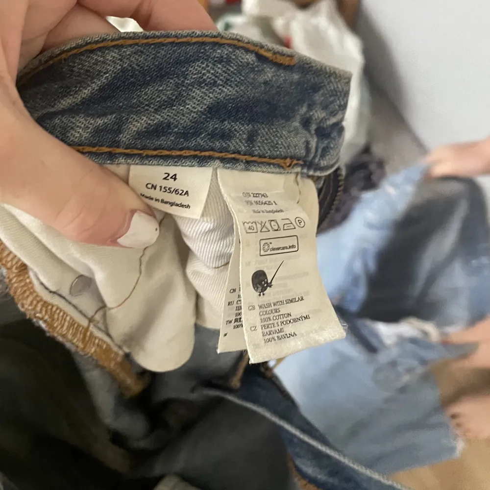 Dessa fina jeansen är i storlek 24. De är bra skick. De är ifrån monki och i stilen wide jeans. Köparen står för frakten.. Jeans & Byxor.