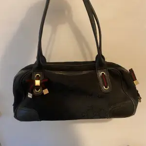 Klassisk Gucci handväska med deras logo mönster och detaljer. I använt men bra skick. Modell Princy.