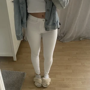 vita jeans - Dessa fina jeansen är i storlek S och är bra skick. De är ifrån  och i stilen skinnyjeans. Priset går att diskutera och köparen står för frakten. 💞