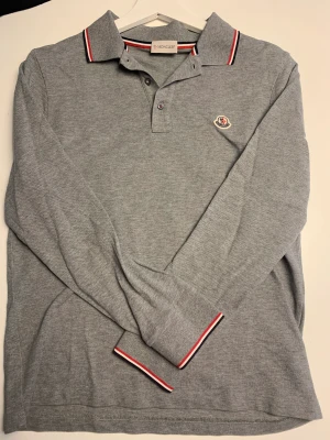 MONCLER PIQE - Hej säljer nu mina 2 moncler piqeer, de är inte använda så mycket och båda är skick 8/10. Nypris styck ligger på ca 2500 kronor styck, kan tänka mig sälja de för 1000 styck eller båda i ett paketpris på 1500.