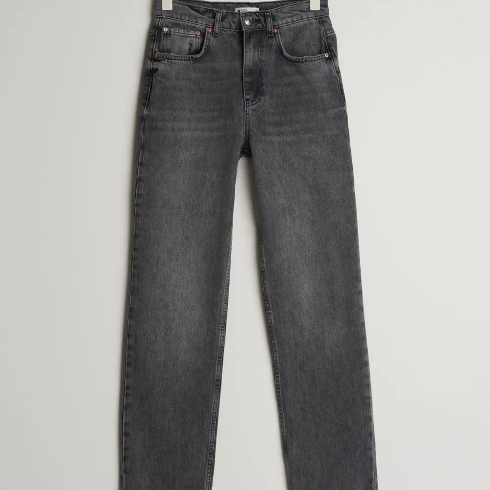 Jättefina gråa jeans från ginatricot med raka ben. Använda fåtal gånger. Priset går att diskutera vid snabb affär😊. Jeans & Byxor.
