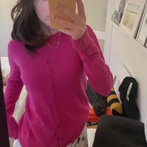 Kashmir kofta - 100% kashmir kofta, köpt i Skottland, aldrig använd! Jätteskön och varm💕 Har en liten defekt på en knapp där en liten bit är vit istället för rosa men syns knappt. Skriv för fler frågor🫶