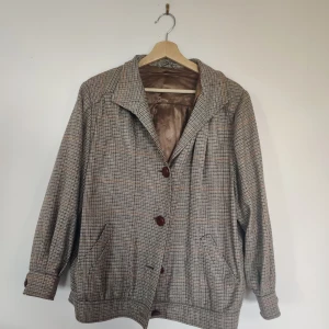 Oversized jacka - Vintage jacka i gubbmönster. Sitter oversized på mig som brukar ha XS-S