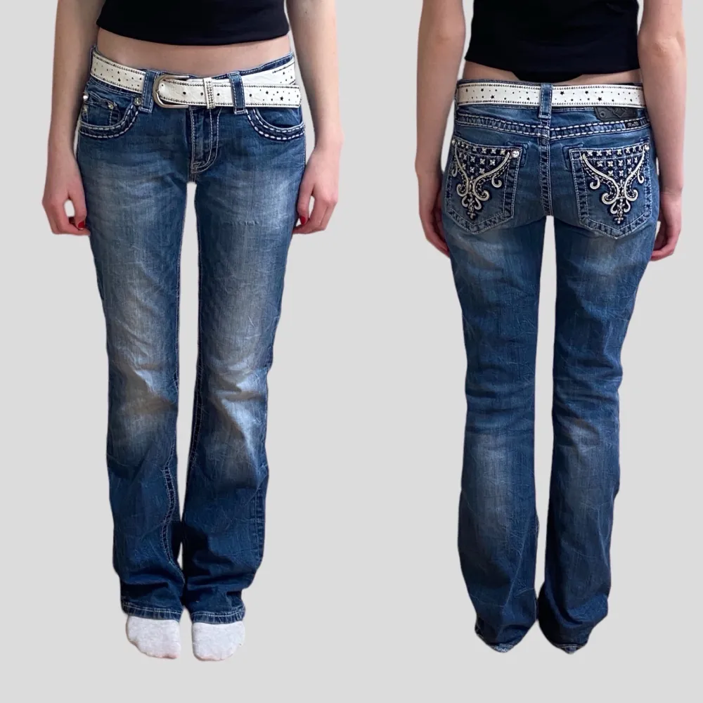 Lågmidjade Miss Me jeans i bootcut passform • storlek (tag) w30 •  Längd: 105 cm. Innerbenslängd: 80 cm midjemått: 38 cm Benöppning: 22 cm • OBS saknar 3/4 knappar på backtaben, jeansens färg är som på sista bilden! Vid frågor, meddela här! 💙. Jeans & Byxor.