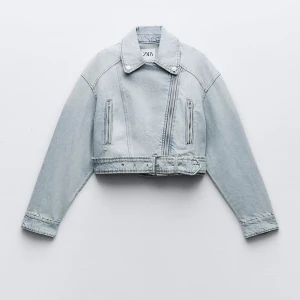 Zara Denim Biker Jacka - Säljer min oanvända jacka från Zara i storlek XS, prislappen är kvar 