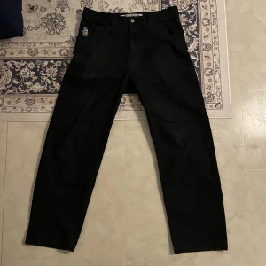 Polar Skate Co. Jeans 93 Denim - Snygga polar jeans i svart, skick 8/10. Perfekta till hösten då de är lite tjockare! Nypris 1349kr