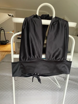 Fin fest topp - Jätte snygg fest topp som man kan knyta till ”olika toppar”. I stolek M. Ordinarie pris 200 säljer för 50kr Helt oanvänd endast testad.