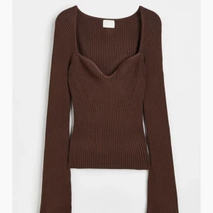 Ribbstickad tröja från hm - En jättefin slutsåld tröja från hm!❤️ Är använd fåtal ggr och är i superbra skick❣️