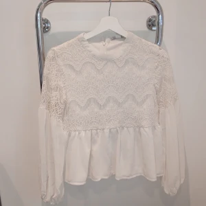 Blus❤️ - En jätte fin vit blus i st 38 den är från Nly trend den är som ny använd ungefär 2 gånger❤️