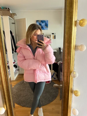 LIVETS JACKA 🩷 - Nej men finaste jackan som finns. Har beslutat mig att sälja den då jag köpt en ny vinterjacka. Skick 7/10. Den är smutsig men det bör go bort vid en tvätt. Inga hål eller något annat. Storlek m men sitter oversized på mig som har s. Försten till kvarn 🩷