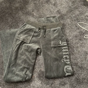 Juicy couture gammal modell  - Gammal model på juicy byxor. Super fint skick! Kontakte för mer information eller bilder 🩷