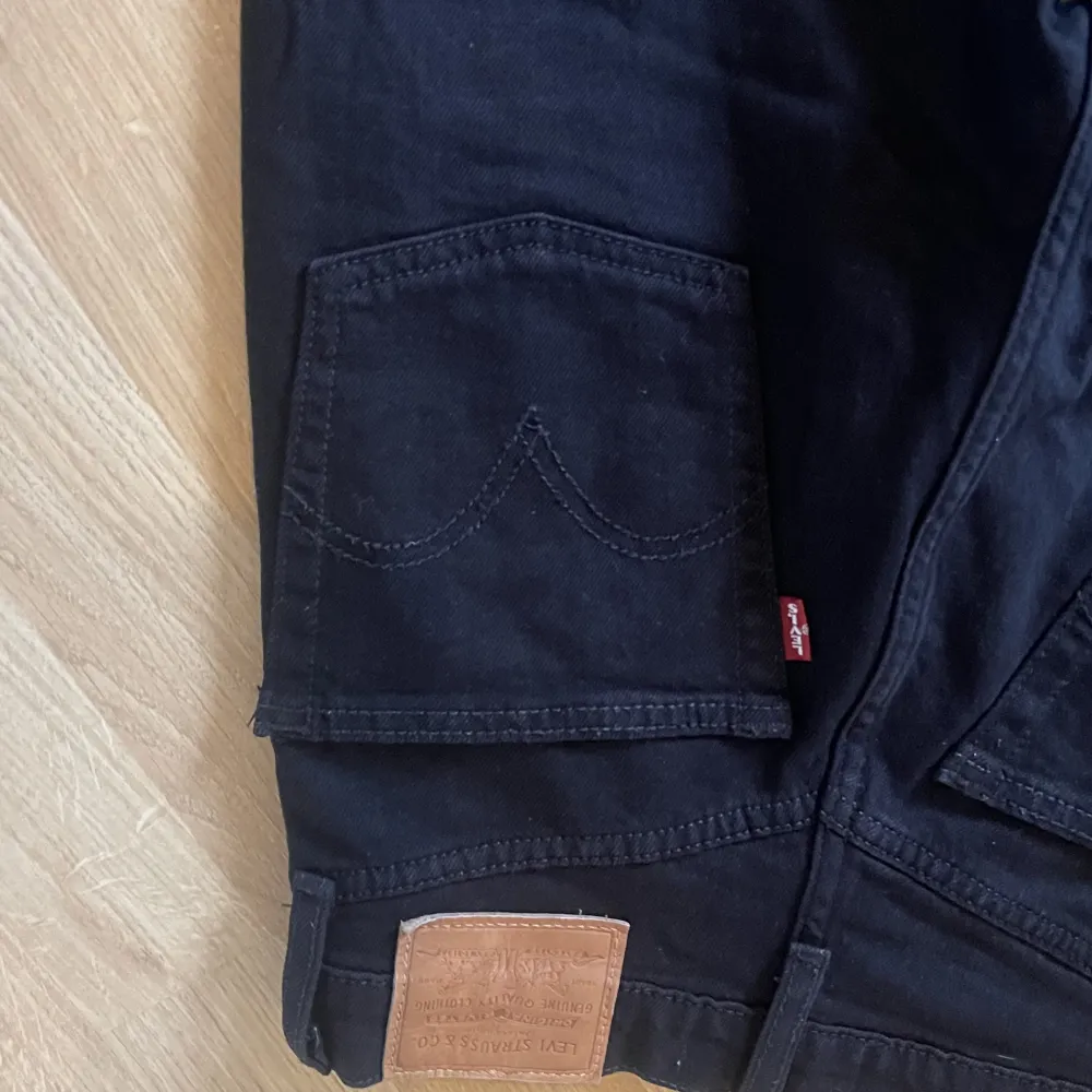 Raka jeans från Levis i superfint skick!💞 säljer då de är försmå❤️ Köpt för 1300kr. Jeans & Byxor.