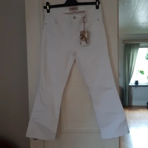 Helt nya mos mosh  - Helt nya aldrig använda vita cropped byxor från Mos Mosh med prislappen och alla lappar kvar, har kostat 1199 kr storlek 30 