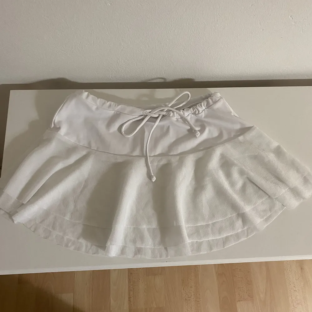 Söt vintage mini kjol 🤍 Ingen storlek etikett men passar bra på S!. Övrigt.