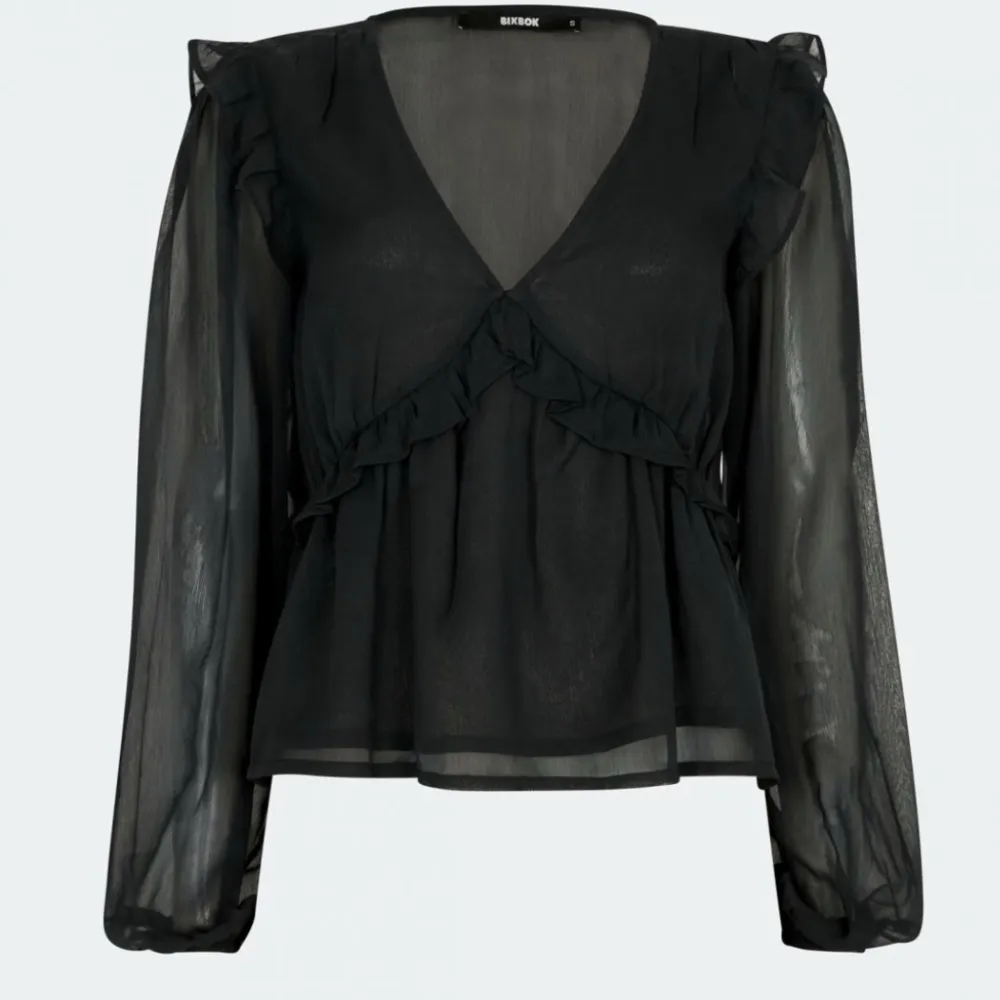 Jag söker denna tröja ifrån BikBok i svart. Prisvärd och bra skick ❤️ Storlek S eller mindre om det finns 🫶🏻. Blusar.