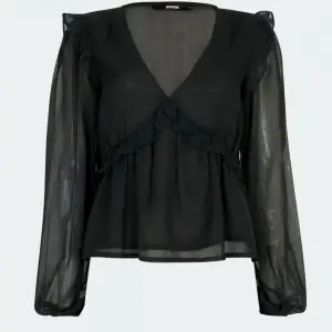 Jag söker denna tröja ifrån BikBok i svart. Prisvärd och bra skick ❤️ Storlek S eller mindre om det finns 🫶🏻