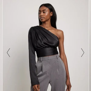 Satin topp - Helt oanvänd blus ifrån nakd med prislappen kvar💕