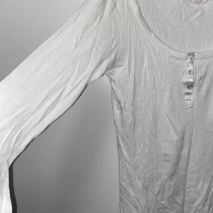 Halv knapprad tröja  - En jätte fin långärmad tröja men behöver bara strykas.