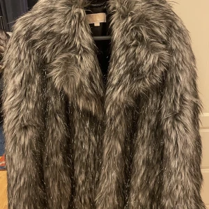 Michael Kors Jacka  - Pälsjacka (fejkpäls) från Michael Kors i storlek M. Oanvänd, endast testad.