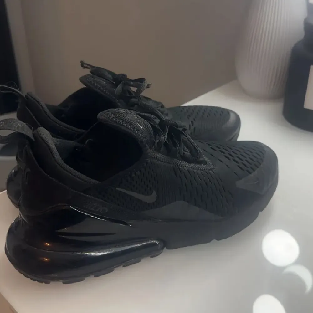 Säljer ett par Nike air max. De är nästan helt nya, förutom att jag tyvärr inte har kvar lådan. Använda få gånger. Köpta för 1799:- och säljer de för 1499:-. Köparen står för frakten ❣️. Skor.