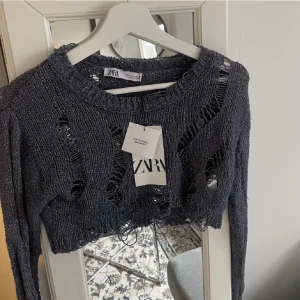 Fin topp från zara - säljer denna tröja från zara. Aldrig använd (lappar kvar på) Storlek M men passar mer en xs/s🤍