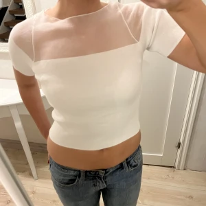 Vit topp - Så snygg topp från Zara. Köpt förra året men har inte kommit till användning än tyvärr. Ej genomskinlig! Nypris 279kr.