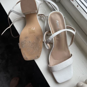 Vita klackskor - Så fina skor som tyvärr är för stora på mig. 