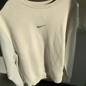 Säljer denna sweatshirt från Nike då den inte kommer till användning. Finns inte att köpa längre