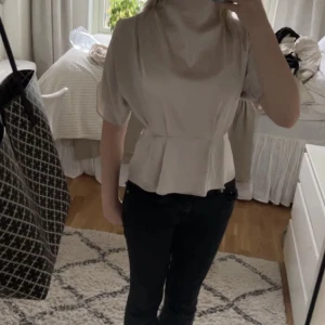 Säljer slutsåld hm blus 💘 - Säljer denna jätte snygga blus från hm som är helt slutsåld 💘 använd 1 gång och har inga defekter 💘