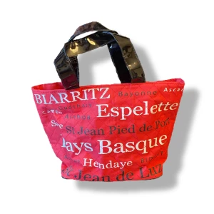 Röd väska från Frankrike  - Säljer denna super snygga väska som är köpt i Frankrike. aldrig använd utan har bara legat i min garderob. säljer för 150kr+frakt! Hör av dig vid intresse eller frågor 💐💐😇