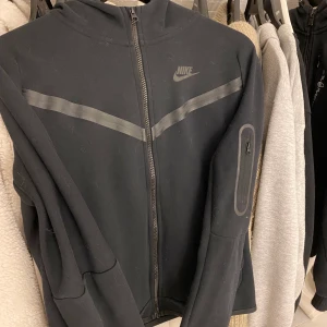 nike tech fleece - nike tech fleece säljer nu denna tröja, använd 2 gånger vid finare tillfällen. Säljer pga att jag inte använder den och behöver bli av med alla mina kläder, inga hål eller fläckar!  OBS Tvättar och rollar av kläder innan jag skickar! Stolek xs/s🤍🤍🤍