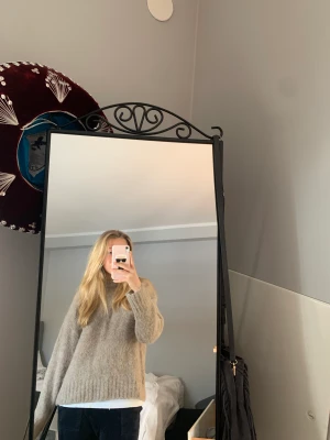 Beige stickad tröja  - Säljer min fina tröja som tyvär inte kommer till användning längre ❤️Den är i nyskick och är knappt använd🙌Nypris 800