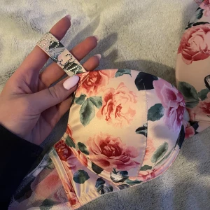 Vicotria's secret bh - Bh från VS så snygg!!! Rosa med rosor och fina detaljer på banden. Storlek B75. Endast använd ca. 2 ggr❤️🥰push up och i jättefint skick