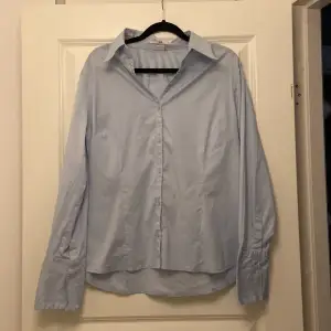 En jättefin blå vanlig skjorta från hm!  i bra skick! 👔  Passar även mindre storlekar då den blir oversized! 💫