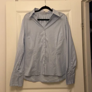 Blå skjorta  - En jättefin blå vanlig skjorta från hm!  i bra skick! 👔  Passar även mindre storlekar då den blir oversized! 💫