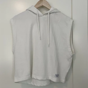 Armlös hoodie - Vit armlös hoodie, köpt på H&M🫶🏼