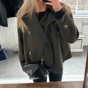 Mango kappa  - Säljer min superfina korta kappa från mango då jag har andra kappor som oftare används! Väldigt bra skick 