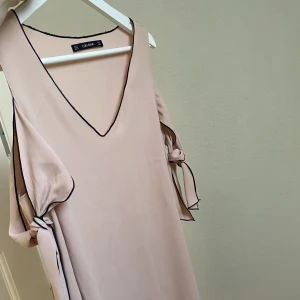 Klänning Zara - Nästan oanvänd klänning från Zara. Strl M